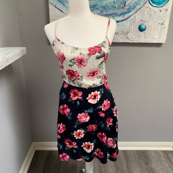 Urban Outfitters Dresses & Skirts - 🌹Flower two toned dress🌹
